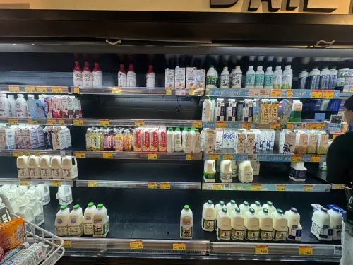 ▲鮮奶意外成為最熱門商品之一，架上存貨甚至比泡麵更快見底。（圖／記者鍾怡婷攝）