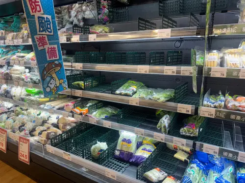 ▲傍晚下班時段，採買人潮進一步增加，民眾湧入賣場將蔬菜、肉品、鮮奶等民生必需品放入籃中。（圖／記者鍾怡婷攝）