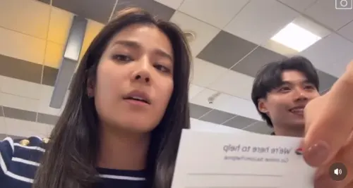 ▲Peggy（左）在櫃檯聽到航班被取消的情況，表情寫滿無奈。（圖／Peggy IG@peggyfoshow）