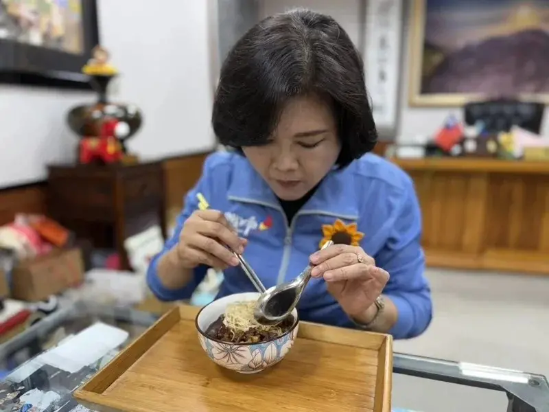 ▲雲林縣長張麗善今（9）日外出時遇上車禍，嚇得她趕緊吃豬腳麵線除晦氣。（圖／雲林縣政府提供）
