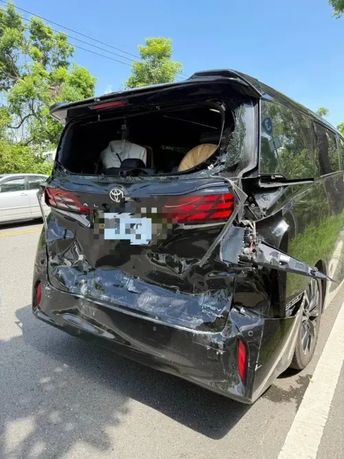 ▲張麗善座車後擋風玻璃全碎、車尾嚴重凹陷變形。（圖／雲林縣政府提供）