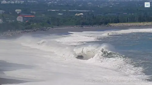 ▲▼海巡署指出，東部海域浪高已達4至6公尺，呼籲民眾遠離海岸，違規闖入警戒區最高可罰25萬元。（圖／翻攝自「台東華源曙光觀景台即時影像」YT、「台東多良車站即時影像」YT）