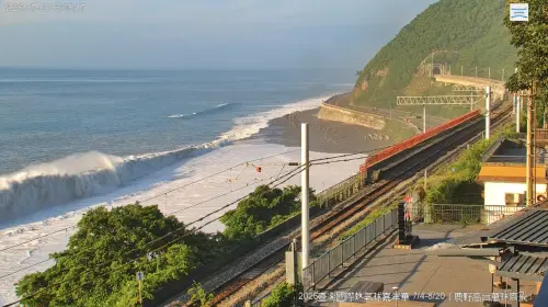 ▲根據台東官方鏡頭君顯示即時影像，台東沿岸巨浪不斷拍打岸邊，甚至已衝擊到公路邊緣，讓民眾驚呼：「根本驚濤駭浪！」（圖／翻攝自「台東多良車站即時影像」YT）