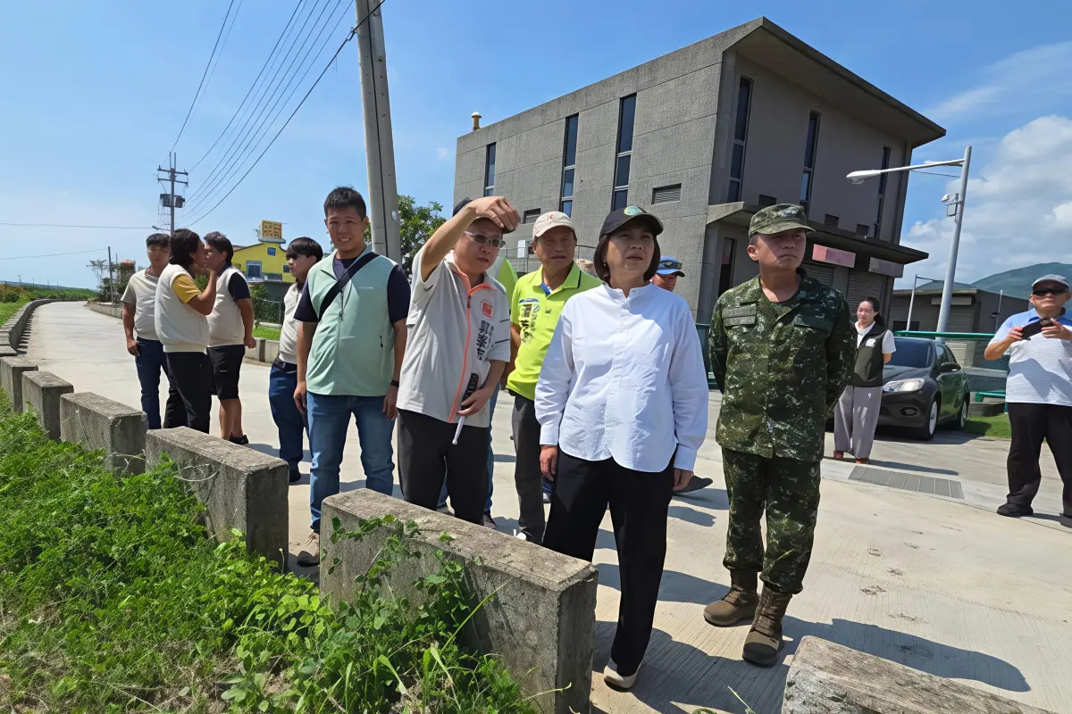 ▲周春米前往枋山楓港溪及恆春東門溪，了解河川整治與清疏工程進度，強化防洪能力。（圖／屏東縣府提供）