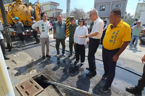 ▲周春米前往竹田、新園等地視察排水清淤作業，要求加速完成防颱整備。（圖／屏東縣府提供）