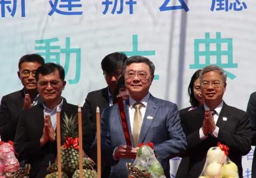 ▲卓榮泰（圖中）致詞說，建築採用「循環向上」的設計，也期盼台灣經濟能夠一層一層往上升。（圖／記者鍾泓良攝影）