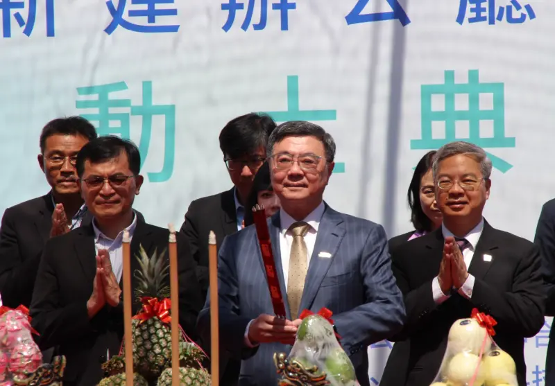    ▲卓榮泰（圖中）致詞說，建築採用「循環向上」的設計，也期盼台灣經濟能夠一層一層往上升。（圖／記者鍾泓良攝影）  