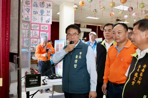 ▲因應巴威颱風逐漸接近，為確保各項防颱整備工作完善，市長黃偉哲今日前往安南區視察防災整備。(圖／南市府提供)