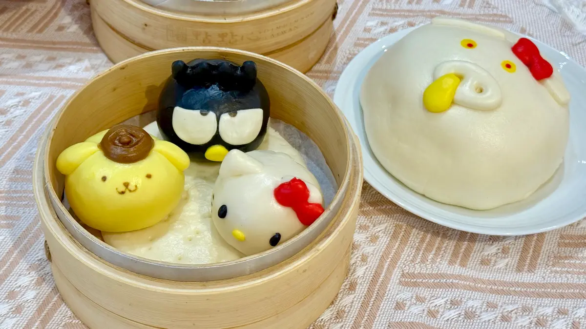 ▲三麗鷗粉絲注意！緯豆集團點點心，繼人魚漢頓、大耳狗喜拿豬仔包盲盒，2026年推出Hello Kitty、布丁狗、酷企鵝「萌友來點心」，超萌餐點、周邊商品將曝光。暑假家長又要為小孩搶訂位了。（圖／記者蕭涵云攝）