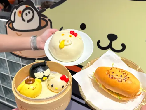 ▲點點心X三麗鷗「盲抽豬仔包」共有3款，Hello Kitty、布丁狗、酷企鵝。（圖／記者蕭涵云攝）