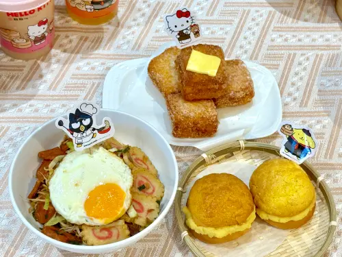 ▲點點心X三麗鷗聯名餐點，左起：酷企鵝港式撈丁、Hello Kitty蘋果派西多士、布丁狗卡士達菠蘿包。（圖／記者蕭涵云攝）