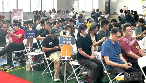 ▲高雄市政府勞工局舉辦產訓合作職前訓練班結訓儀式，有所有老師及學員與會。(圖／記者黃守作攝，2026.07.09)