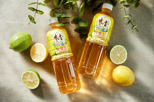 ▲麥香檸檬茶以獨特「雙茶×雙檸」配方，結合四季春青茶、大葉種果香紅茶，以及綠檸檬、黃檸檬的雙重香氣，打造層次豐富又清爽順口的全新風味。(圖/NOWNEWS攝)