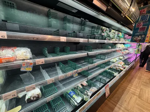 台灣人防颱「根本中元普渡」！外國人學壞爆紅　全聯店員都看傻眼