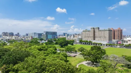 ▲平實特區坐擁2.1萬坪平實公園，保留大量原生樹種與綠映景觀，打造台南東區難得的都市綠肺。（圖／業者提供）