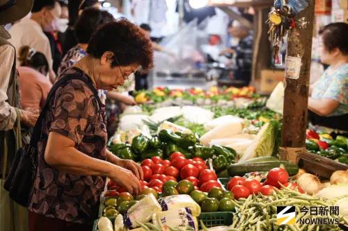 全聯蔬菜連2天搶光！萬家福忙補貨　主婦改衝市場：貨超多、免搶