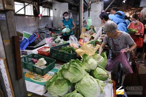 ▲與量販、超市形成鮮明對比的是，傳統菜市場蔬菜供應仍相對穩定。（圖／記者朱永強攝）