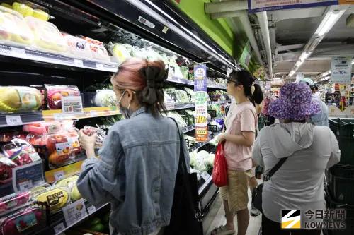 ▲巴威颱風來勢洶洶，萬家福賣場貨量充足，店員加速補貨。（圖／記者朱永強攝）