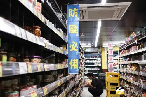 ▲巴威颱風來勢洶洶，今（10）日上午民眾趁暴風圈來臨前，前往超市賣場採購所需物資。（圖／記者朱永強攝）
