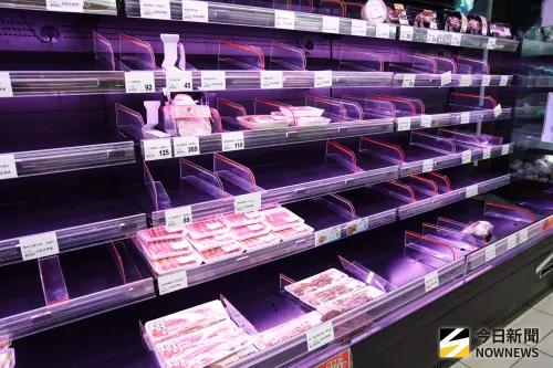 ▲巴威颱風來勢洶洶，全聯今日上午超市賣場架上部分商品已被採購一空。（圖／記者朱永強攝）