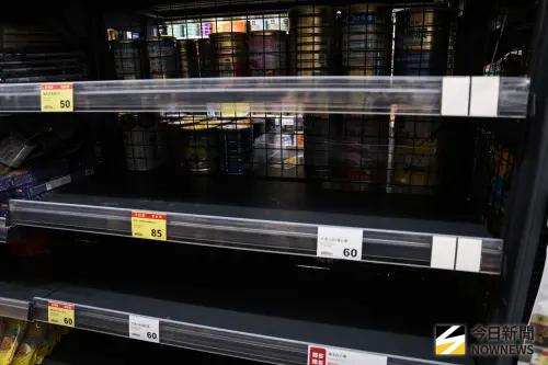▲巴威颱風來勢洶洶，今（10）日上午全聯賣場架上部分商品已被採購一空。（圖／記者朱永強攝）