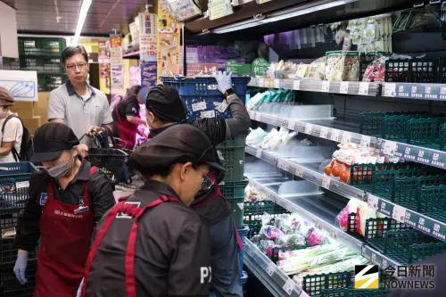 ▲巴威颱風來勢洶洶，今（10）日上午全聯店員持續補貨。（圖／記者朱永強攝）