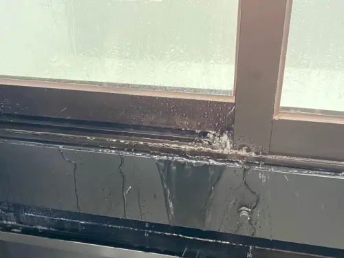 ▲巴威颱風豪雨狂炸，家中窗戶滲水怎麼辦？專家大推緊急止漏4步驟，第一時間先擦乾接水。圖為資料照。 （圖／記者徐銘穗攝）