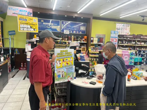▲工務局公園處已動員人力對所管轄的行道樹加強疏枝修剪及支架固定，並檢修路燈及開關箱等設施。消防局主動出擊前往轄區內大型連鎖賣場「全聯福利中心」及「寶雅生活館」，展開颱風前夕的防災整備宣導。（圖／高市消防局提供）