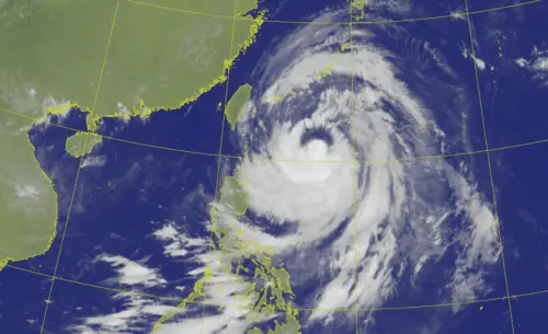 颱風頭髮快掉光！巴威衛星雲圖眼睛消失了　賈新興：風雨不會變小