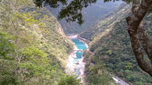 ▲自布洛灣環流丘鳥瞰「溪畔水壩」，能看到明顯的獨有藍色。（圖／翻攝太魯閣國家公園臉書）