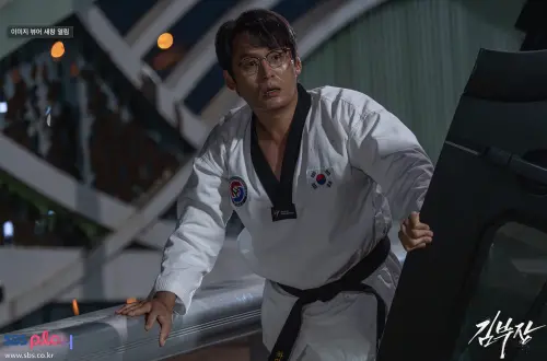 ▲崔代勳在《金特務：本色回歸》飾演跆拳道館長成漢秀。（圖／programs.sbs.co.kr）