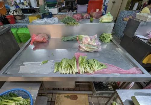 ▲市場葉菜類幾乎被搶購一空，菜攤檯面只剩零星蔬菜。（圖／翻攝廖炯程臉書）