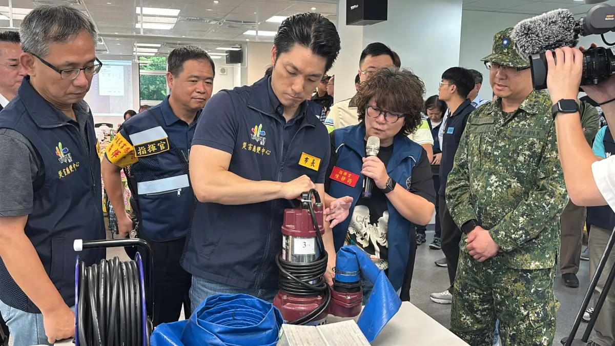 ▲台北市長蔣萬安視察防颱整備情況，現場拿起簡易抽水機。（圖／記者陳韻年攝）