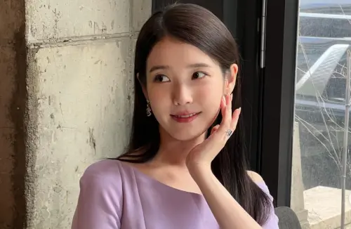 超愛用情侶配件！回顧IU、李鐘碩熱戀期有多甜　包包、外套都同款