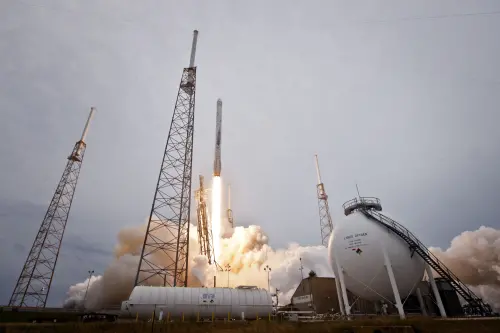 ▲SpaceX 的一截廢棄火箭殘骸，將在今（5）日下午2時34分，以時速8700公里的速度撞擊月球。（示意圖／Pixabay）