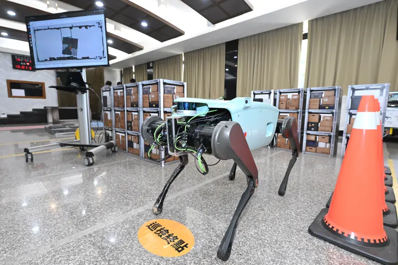 ▲國產四足機器人結合 LiDAR 光達、自主定位與自主避障等技術,可於未知環境自主完成巡檢任務。(圖/工研院提供)