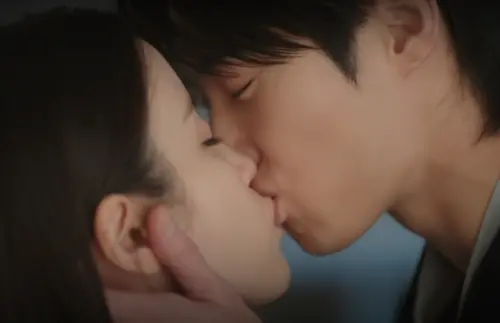 IU邊佑錫狂親狂喇！他猛吸她嘴唇啾啾聲超大　李鐘碩當男友怎麼忍