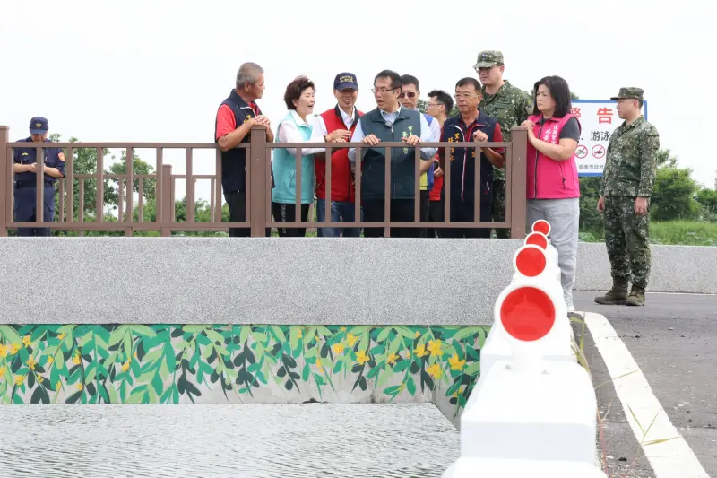    ▲黃偉哲視察佳里區海埔排水治理工程。（圖／台南市府提供）  