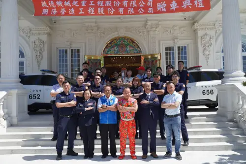 Hu Han-yan donates two brand-new police cars to local authorities. (Hsinchu County Government)