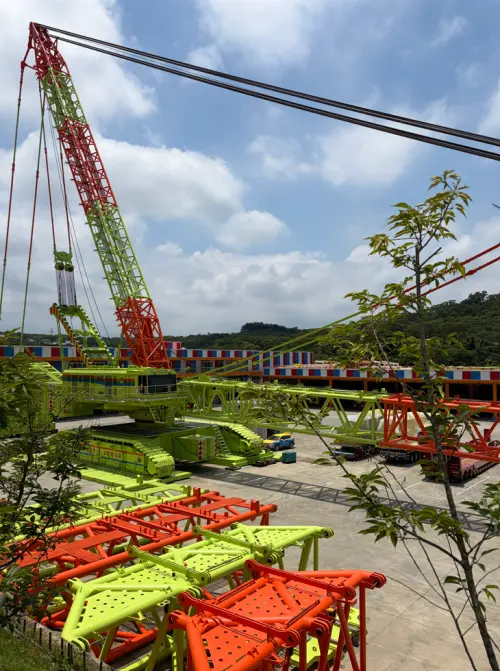 Multiple cranes are parked at Chi Deh's headquarters in Hsinchu. (TCN)