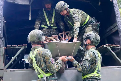▲因應颱風巴威可能帶來豪雨影響，完成兵力、車輛及救災裝備整備，官兵待命投入災害防救任務。（圖／記者莊全成翻攝）
