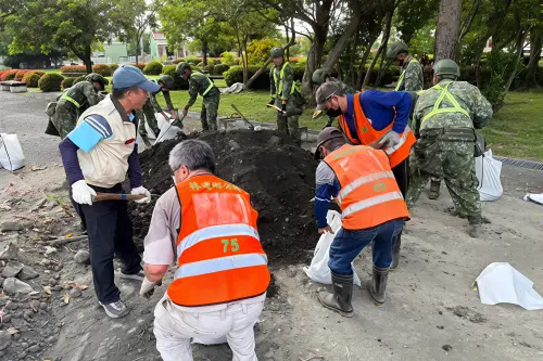 ▲陸軍333旅官兵協同屏東縣林邊鄉後備軍人輔導中心幹部，協助鄉公所進行沙包堆置作業，強化防汛整備。（圖／記者莊全成翻攝）
