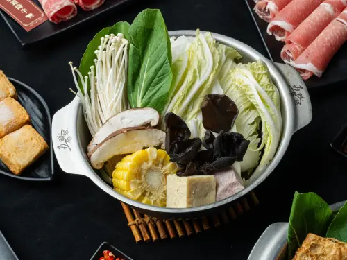 ▲為了讓饕客能更優雅、爽快地享用美食，品牌餐飲集團今年不走傳統排隊路線，改採精準分流，強調身分證尾數即是「免費密碼」。（圖／五鮮級提供）