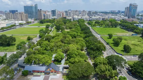 ▲平實特區坐擁2.1萬坪平實公園，保留大量原生樹種與綠映景觀，打造台南東區難得的都市綠肺。（圖／業者提供）
