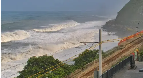巴威巨浪在家門口！台東鏡頭君苦戰中　風浪聲超驚人眾集氣：撐住