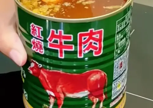 ▲「欣欣紅燒牛肉罐頭」因口味濃郁、肉塊實在，被譽為退伍軍人念念不忘的「神級國軍罐頭」。（圖／欣欣生技食品股份有限公司YouTube）