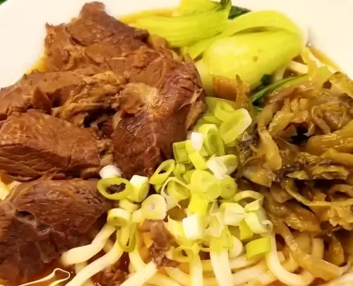 ▲欣欣紅燒牛肉罐頭不只可以自製牛肉麵，還可以與泡麵搭配享用，甚至有老饕將其搭配白飯、煮牛肉燉馬鈴薯、紅燒牛肉燉大白菜或羅宋湯等，料理用途廣泛。（圖／欣欣生技食品股份有限公司YouTube）