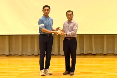 ▲中油煉製事業部大林煉油廠獲高雄市環保局空品淨化獎項之殊榮，由大林煉油廠副廠長陳福榮(右)代表受獎。(圖／中油煉製事業部大林煉油廠提供)