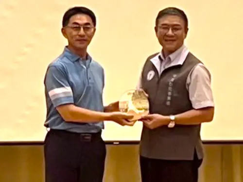 ▲台灣中油公司石化事業部獲高雄市環保局空品淨化獎項之殊榮，由石化事業部行政室主任王俊堯(右)代表受獎。(圖／中油石化事業部提供)