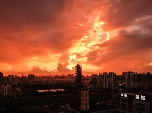 巴威絕美火燒雲瘋傳！「紫紅奇蹟美景」全台都看到了：彩虹還同框